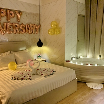 Anniversary at Lá