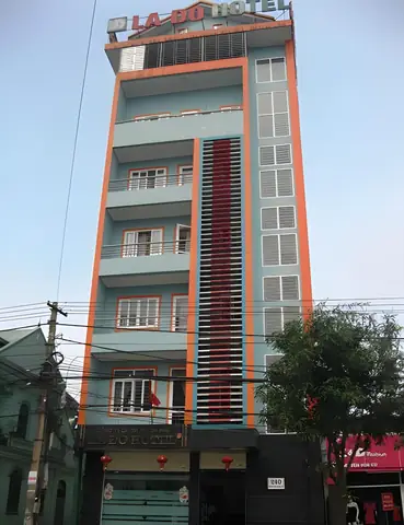 Khách Sạn Lá Đỏ – Điểm Dừng Chân Lý Tưởng Cho Những Người Yêu Thiên Nhiên Và Sự Sang Trọng