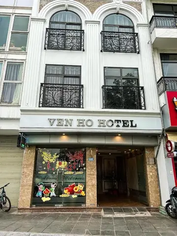 Khách Sạn Ven Hồ – Trải Nghiệm Sang Trọng Giữa Thiên Nhiên Tươi Đẹp