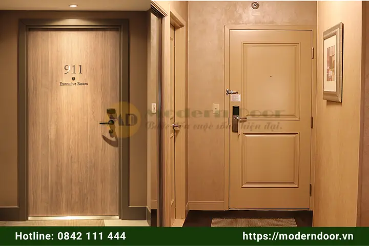 Cửa Khách Sạn: Nơi Giao Thoa Giữa An Toàn Và Đẳng Cấp