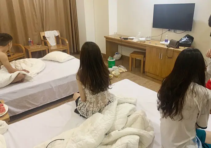 Gái Khách Sạn: Thế Giới Ẩn Sau Mắt Mắt Hotel Gái Khách Sạn: Thế Giới Ẩn Sau Mắt Mắt Hotel