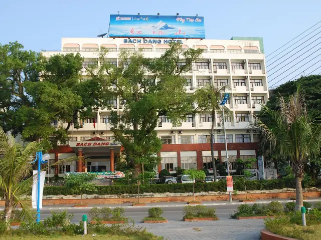 Khám Phá Khách Sạn Bạch Đằng Hạ Long: Điểm Dừng Chân Lý Tưởng Cho Kỳ Nghỉ Trên Vịnh Hạ Long