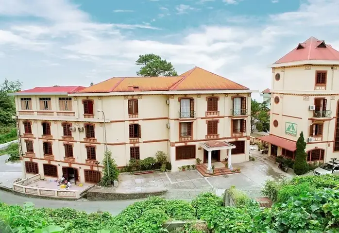 Khách Sạn Cây Thông – Trải Nghiệm Sang Trọng Giữa Thiên Nhiên Hùng Vĩ Khách Sạn Cây Thông – Trải Nghiệm Sang Trọng Giữa Thiên Nhiên Hùng Vĩ
