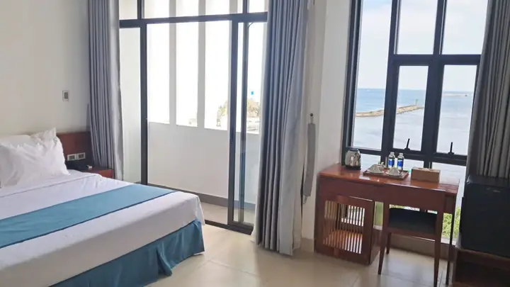 Khách Sạn Hồng Tuyết: Sự Độc Đáo Của Sắc Hồng Và Ánh Băng