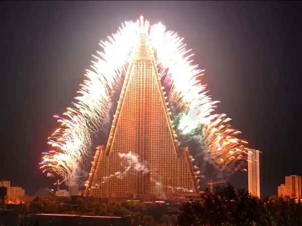 Khách Sạn Ryugyong: Hành Trình Ẩn Mình Giữa Đám Sương Mù Và Kiên Cường Khách Sạn Ryugyong: Hành Trình Ẩn Mình Giữa Đám Sương Mù Và Kiên Cường
