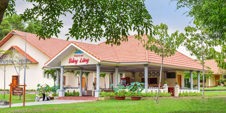 Khách Sạn Suối Mơ – Thiên Đường Nghỉ Dưỡng Giữa Thiên Nhiên Hùng Vĩ Khách Sạn Suối Mơ – Thiên Đường Nghỉ Dưỡng Giữa Thiên Nhiên Hùng Vĩ