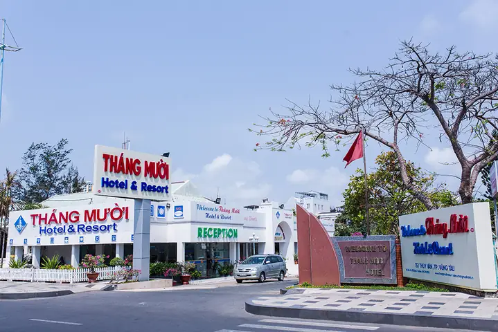Khách Sạn Tháng Mười