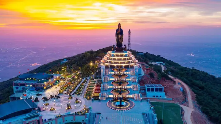 Khách Sạn Trên Đỉnh Núi Bà Đen