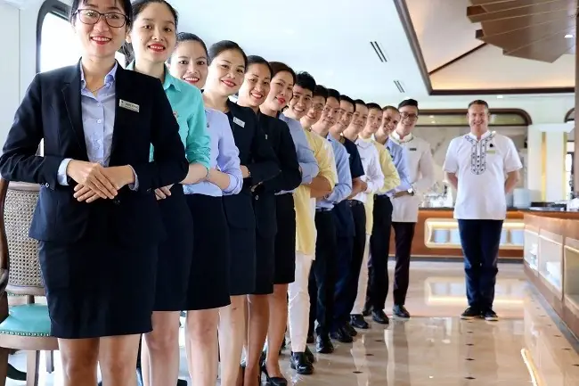 Nhân Viên Khách Sạn: Vai Trò, Nhiệm Vụ Và Cách Phát Triển Nghề Nghiệp Trong Ngành Dịch Vụ Nhân Viên Khách Sạn: Vai Trò, Nhiệm Vụ Và Cách Phát Triển Nghề Nghiệp Trong Ngành Dịch Vụ