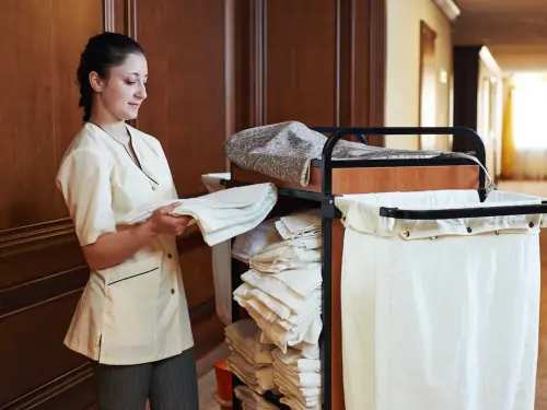 Tạp Vụ Khách Sạn: Làn Gió Mới Trong Ngành Dịch Vụ Lưu Trú