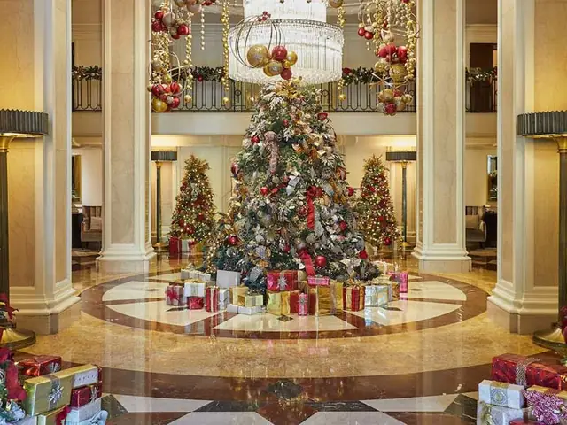Trang Trí Noel Khách Sạn: Bí Quyết Tạo Không Gian Ấm Áp & Hấp Dẫn Cho Du Khách