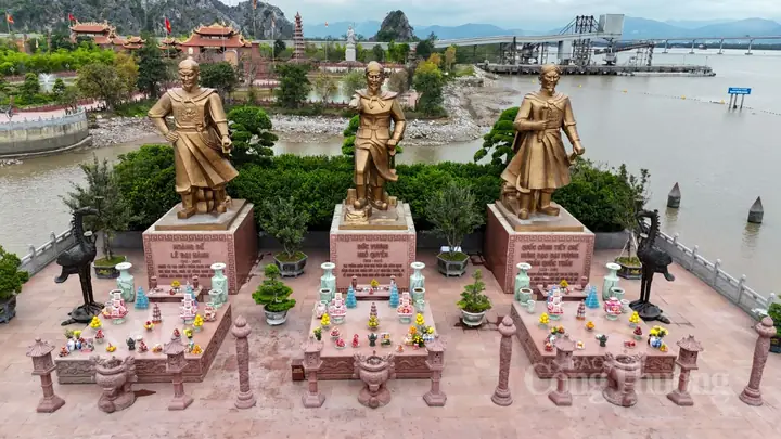 Bức Tượng Ở Bạch Đằng Giang Bức Tượng Ở Bạch Đằng Giang