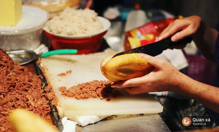 Bánh Mì Pate Chợ Cột Đèn