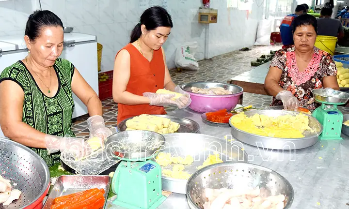 Bánh Tét Trà Cuôn Cô Hường Bánh Tét Trà Cuôn Cô Hường
