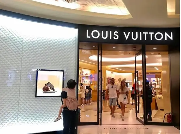 Các Thương Hiệu Trong Tràng Tiền Plaza Các Thương Hiệu Trong Tràng Tiền Plaza