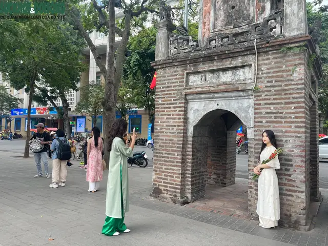 Chụp Ảnh Trên Phố Đi Bộ
