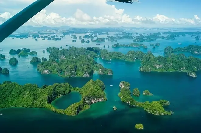 Con Người Ở Vịnh Hạ Long