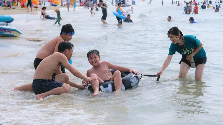 Hình Ảnh Tắm Biển Mùa Hè Hình Ảnh Tắm Biển Mùa Hè