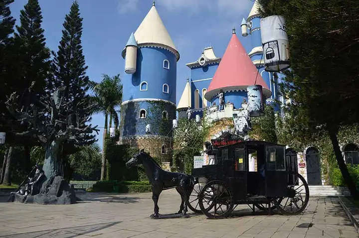 Lâu Đài Kinh Dị Ở Đầm Sen Lâu Đài Kinh Dị Ở Đầm Sen