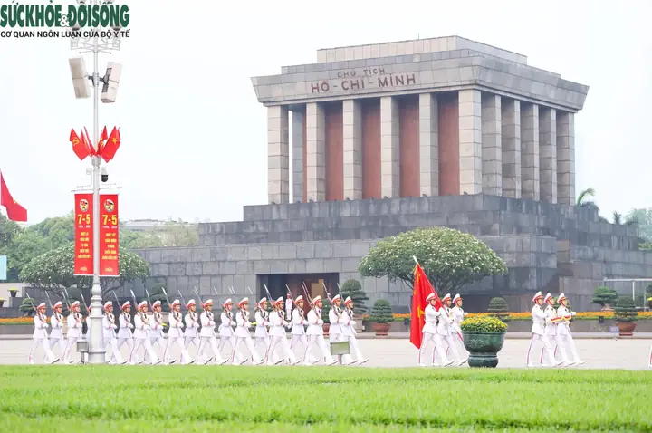 Lễ Chào Cờ Ở Lăng Bác