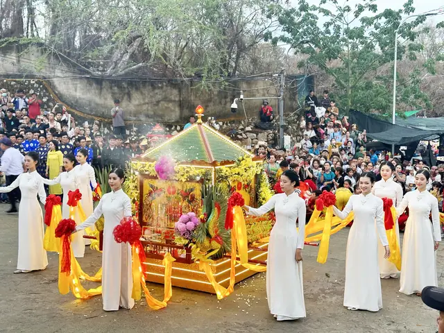 Lễ Rước Bà Chúa Xứ Núi Sam Lễ Rước Bà Chúa Xứ Núi Sam