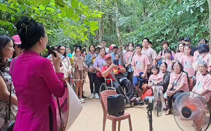 Trang Phục Vào Thăm Quê Bác Trang Phục Vào Thăm Quê Bác