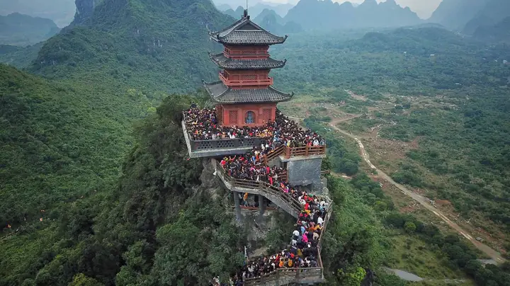 Chùa Tam Chúc Có Gì Đặc Biệt