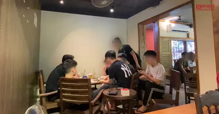 Quán Cà Phê Cho Đánh Bài